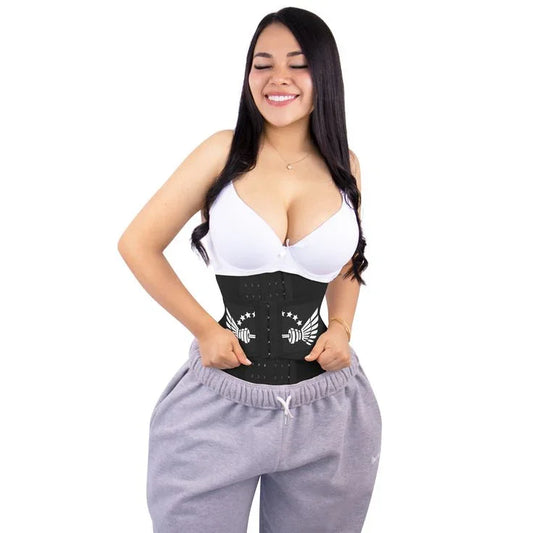 Modelo usando la Cinturilla Premium Original de 3 bandas en color negro